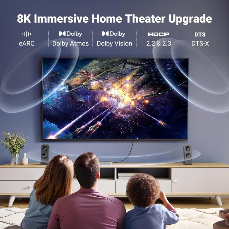 Familia viendo una película en un televisor con una configuración de cine en casa inmersiva. El Cable HDMI 2.1 UGREEN soporta eARC, Dolby Atmos, Dolby Vision, y más para una experiencia de audio y video de alta calidad.