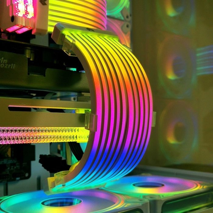 Barra de Luz ARGB para PC en acción dentro de una torre de computador gamer.