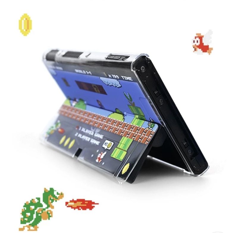 Carcasa Protectora Nintendo Switch OLED Mario Bros. Imagen muestra al villano de Mario Bros Kupa lanzando fuego por su boca. También aparece el pez de Mario Bros. La carcasa retro Mario Bros se muestra de costado por el costado de atrás apoyándose en el suelo.