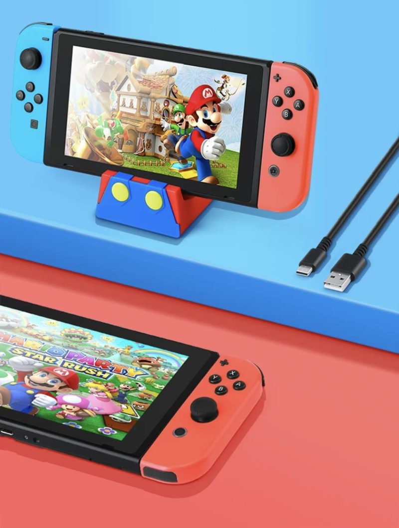Base de carga portátil Mario Bros para Nintendo Switch con puerto Tipo C, mostrando la consola en la base y un cable USB incluido.