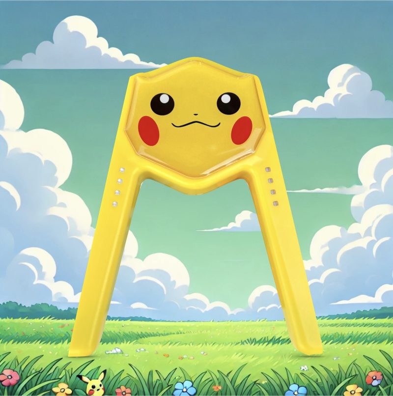 Cargador para Nintendo Switch con diseño de Pikachu, con un fondo inspirado en el mundo Pokémon, mostrando un campo verde y cielo despejado.