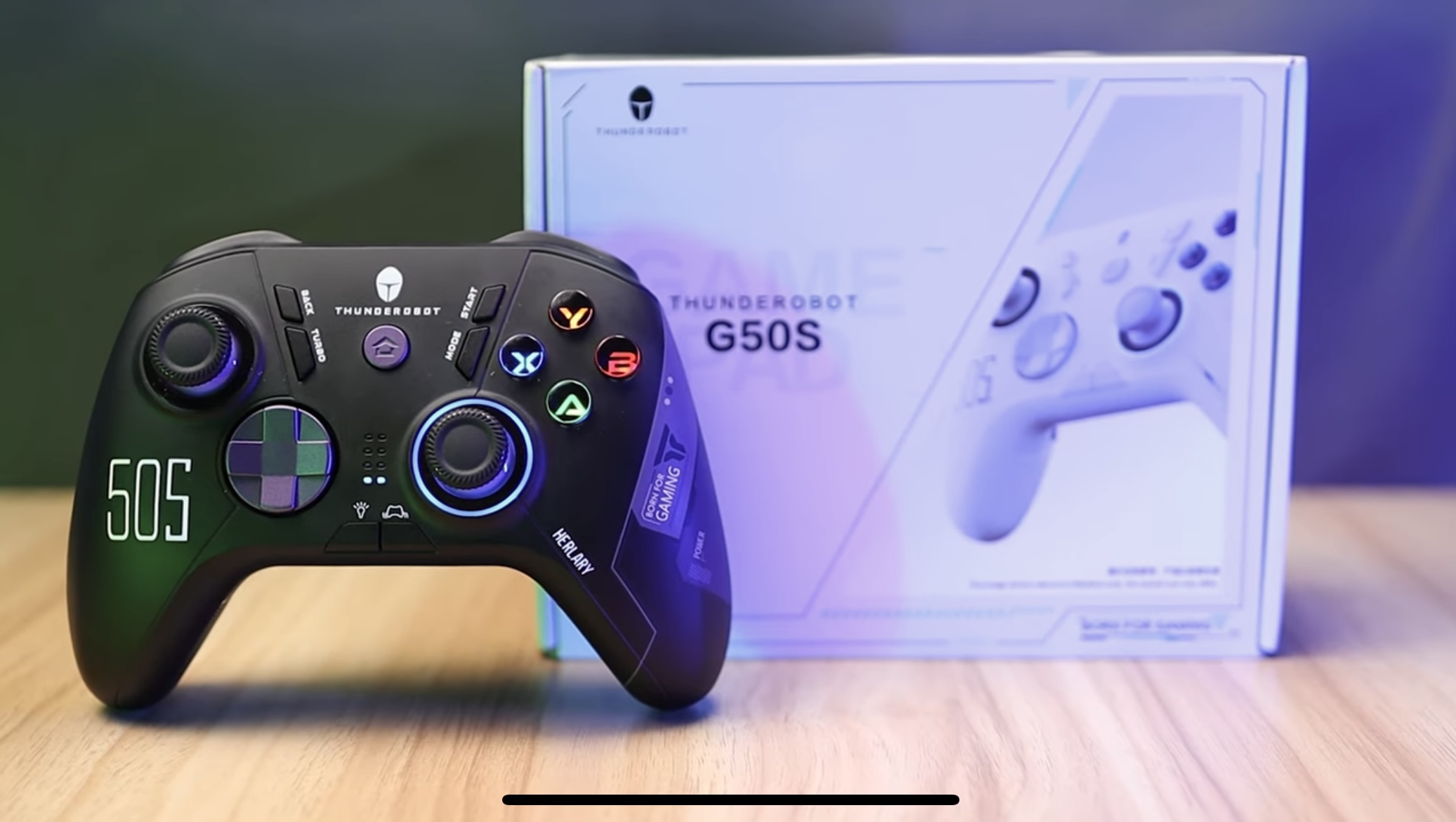 Control Thunderobot G50S inalámbrico para PC y consolas, con diseño ergonómico y retroiluminación RGB. Perfecto para gamers en Chile que buscan precisión y estilo en sus partidas. Incluye un D-pad multicolor y anillo LED en el joystick, junto a su caja de presentación.