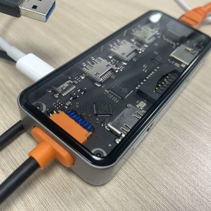 Imagen del HUB USB C 10 en 1 Transparente LUKYRA, mostrando su elegante diseño transparente con múltiples puertos, incluyendo USB 3.0, HDMI y Ethernet. Ideal para MacBook y PC.