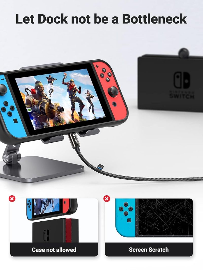 Cable extensor USB-C UGREEN conectado a una Nintendo Switch en un soporte, mostrando cómo previene arañazos en la pantalla y permite el uso de una funda protectora.