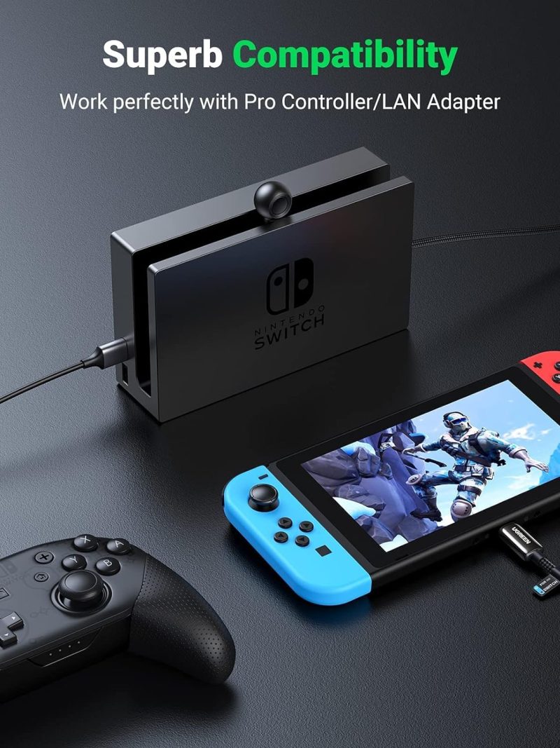 Cable extensor USB-C UGREEN conectado a un dock de Nintendo Switch junto a un Pro Controller, mostrando su compatibilidad con otros accesorios de la consola.