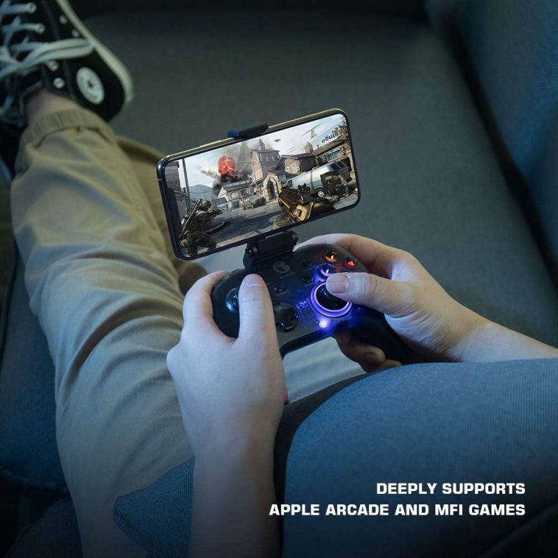 Jugador usando el GameSir T4 Pro con un teléfono móvil compatible con Apple Arcade.