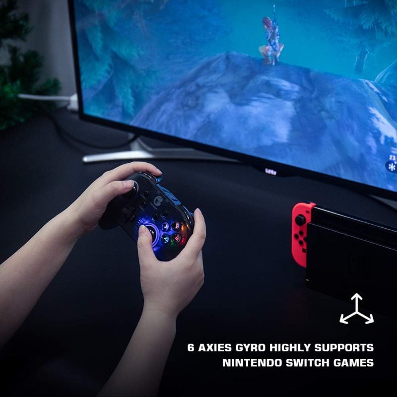 Jugador usando el GameSir T4 Pro para jugar Zelda en Nintendo Switch con giroscopio.